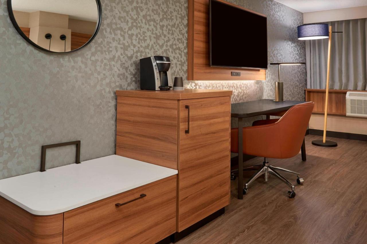 Fairfield Inn By Marriott Montreal Downtown Экстерьер фото